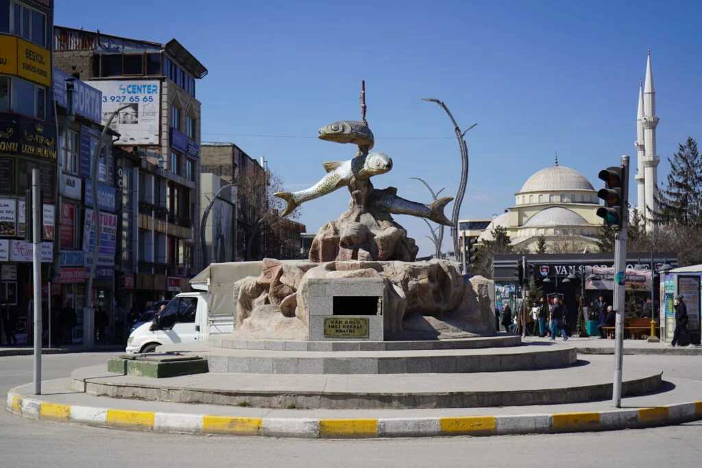 Van Balığı Heykeli Baştan Aşağı Yenileniyor