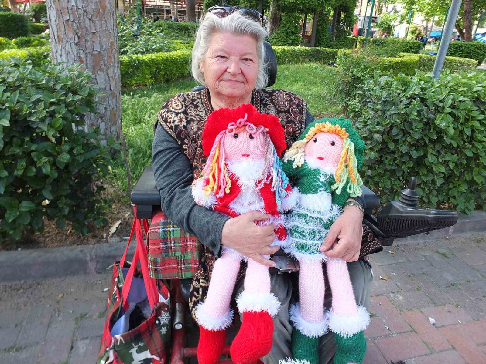 Bedensel Engelli Kadın, Evde Yaptığı Ürünleri Parkta Satıyor