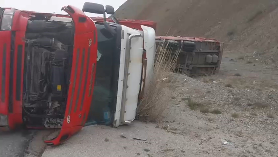 Beyaz eşya yüklü tır devrildi