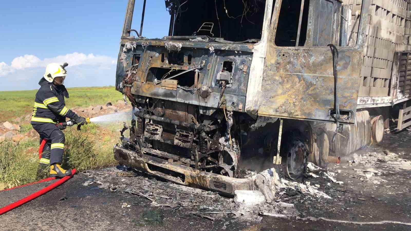 Diyarbakır’da seyir halindeki tuğla yüklü kamyon alev topuna döndü