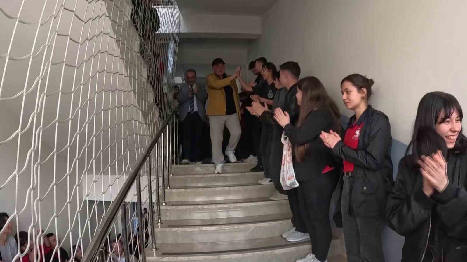 Emekliye ayrılan 45 yıllık öğretmene veda: Öğrenciler koridorda sıralandı, alkışlarla uğurladı