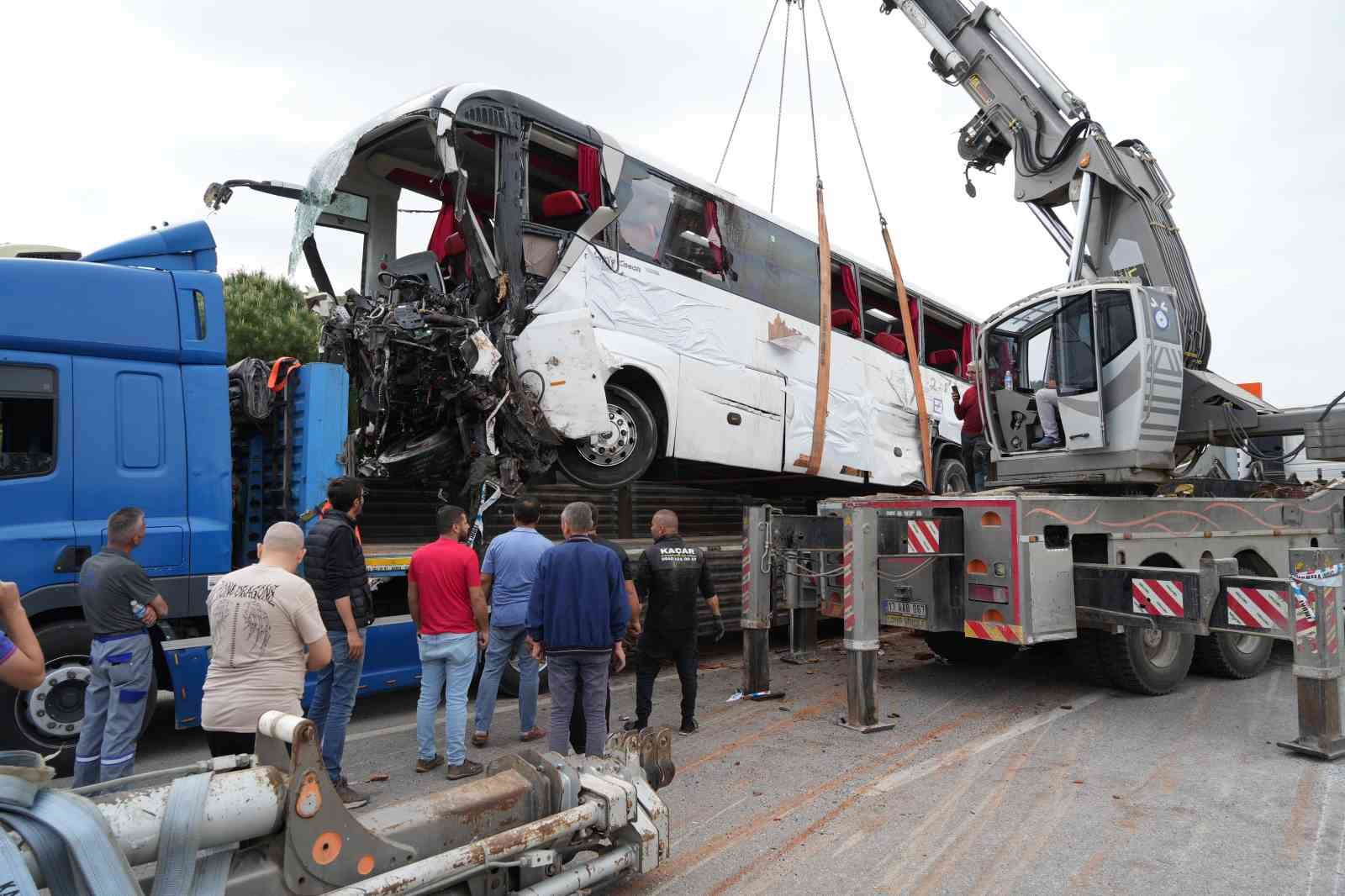 Çanakkale’de Meydana Gelen Kazada 8 Kişi Hayatını Kaybetti, Otobüs Vinçle Kaldırıldı