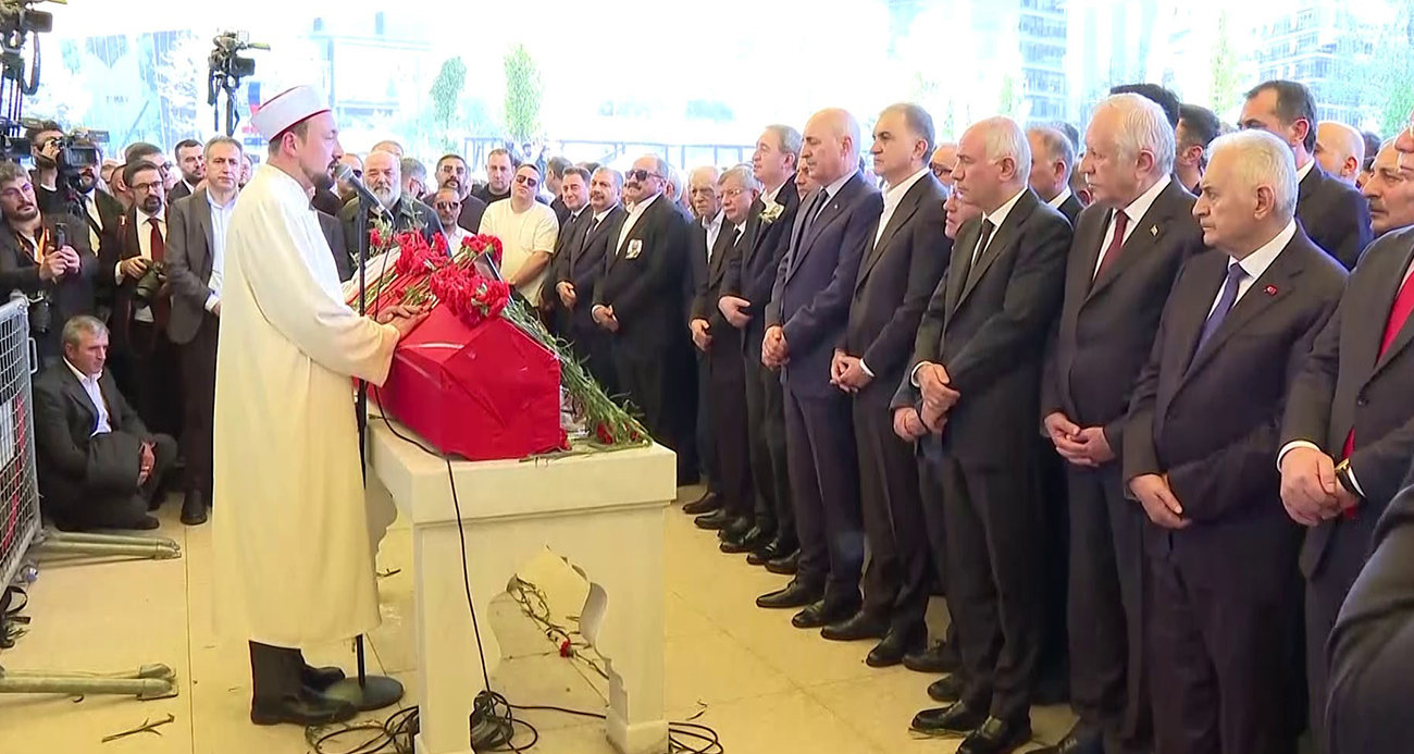 Sırrı Süreyya Önder’i binlerce kişi son yolculuğuna uğurladı