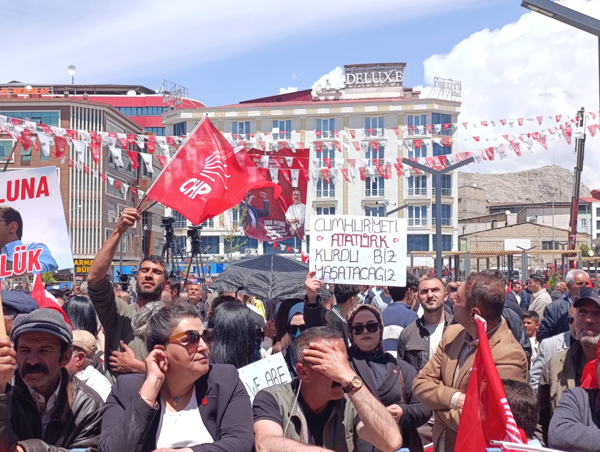 CHP Genel Başkanı Özgür Özel Van’da! Miting Başladı