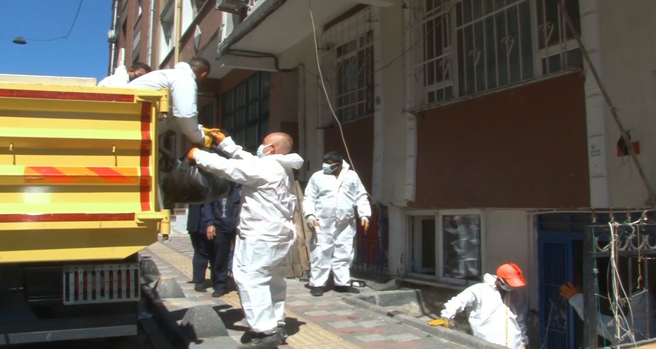 Esenler’de Şok Eden Manzara: Bir Evden 4 Ton Çöp Çıkarıldı!