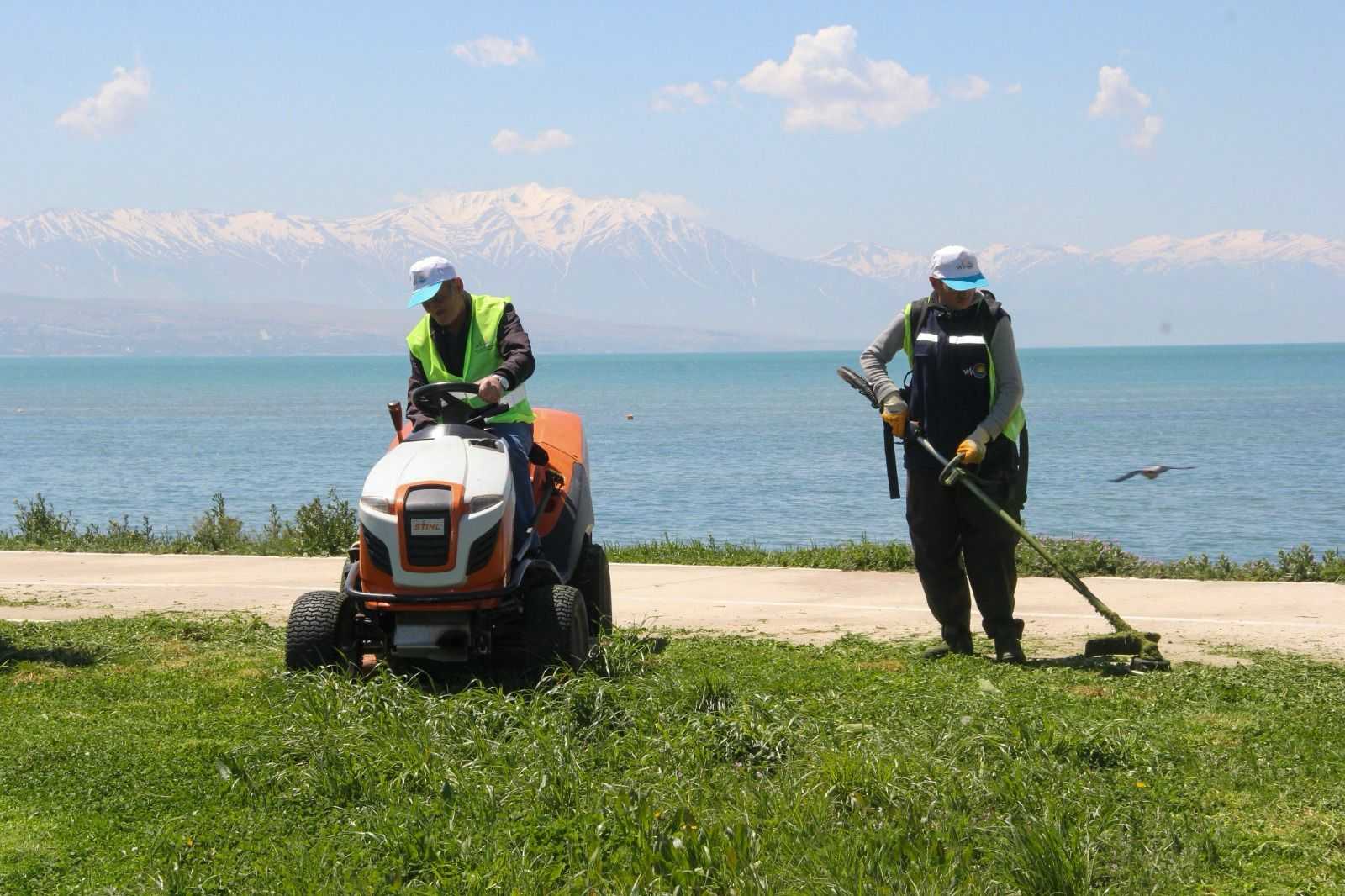 Van’da çim biçme ve çevre düzenlemesi başladı