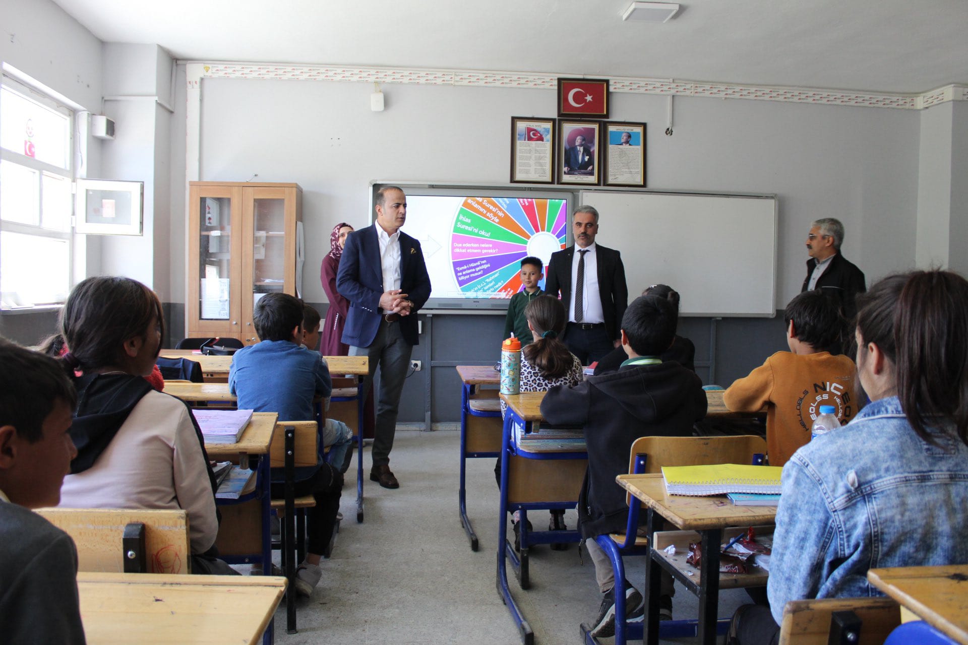 Gürpınar İlçe Milli Eğitim Müdürü Barış Değer’den 5. Sınıf Öğrencilerine Moral Ziyareti