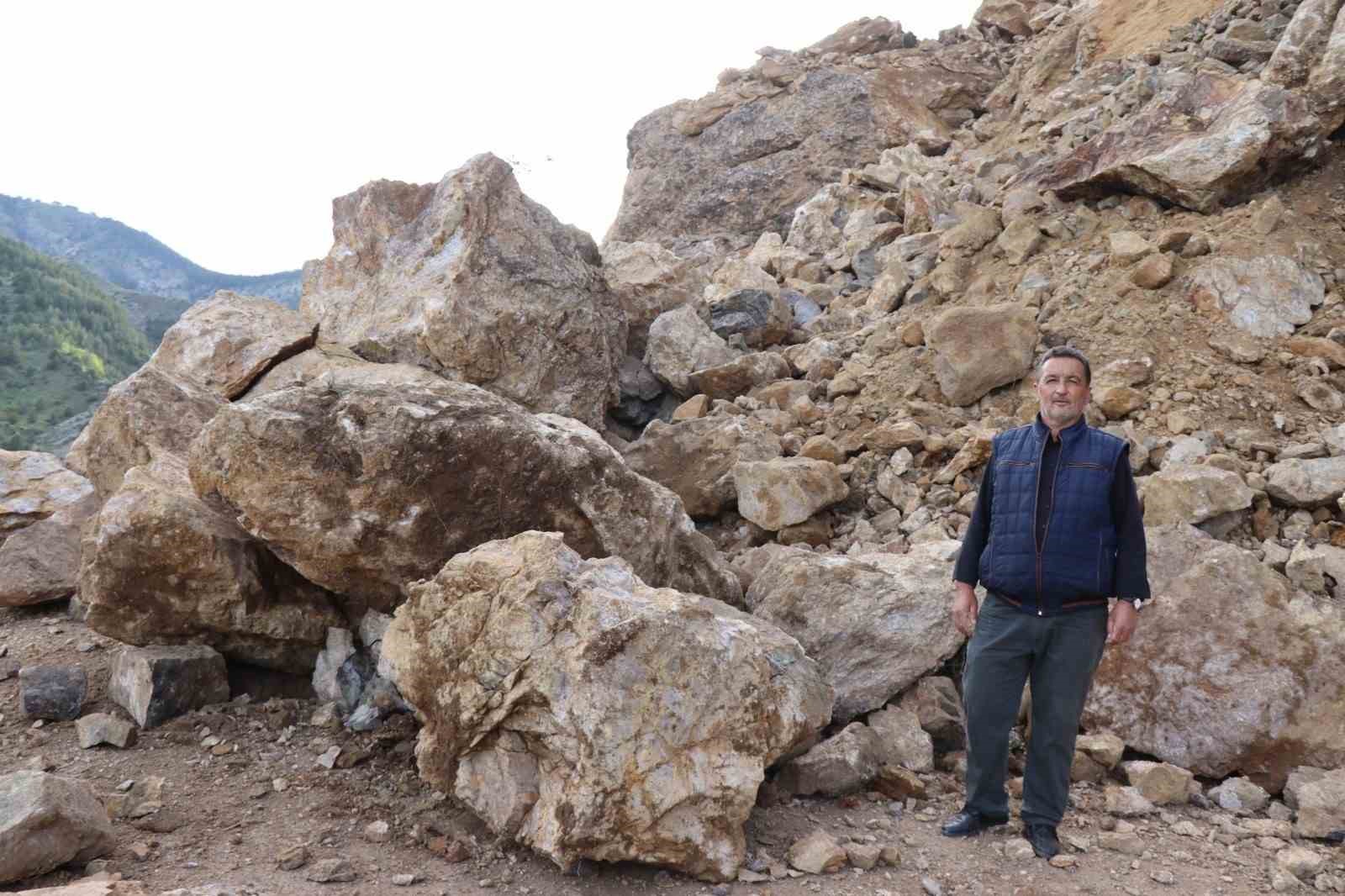 Dev Kayalar Yolu Kapattı