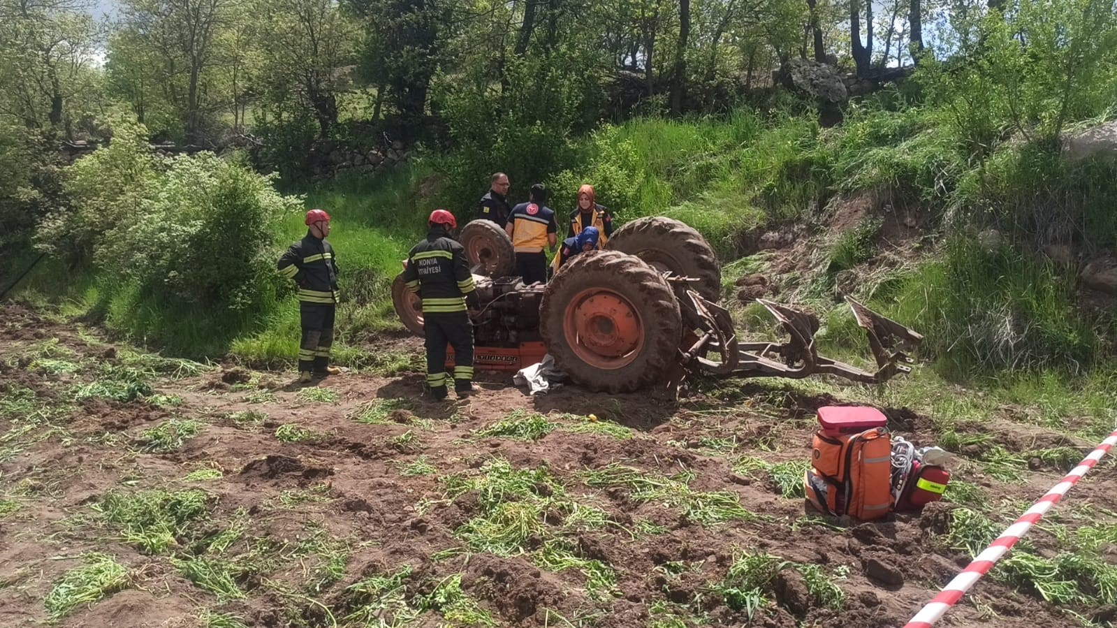 Devrilen traktörün altında kalan genç hayatını kaybetti