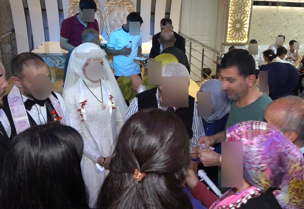 Gittiği davetsiz düğünde, pasta yedi, takılan paraları çaldı