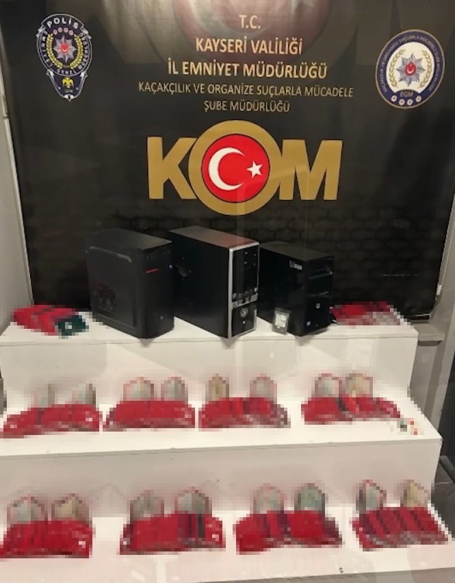 Hac ve umreye gitmek isteyen vatandaşları dolandıran 5 kişi yakalandı