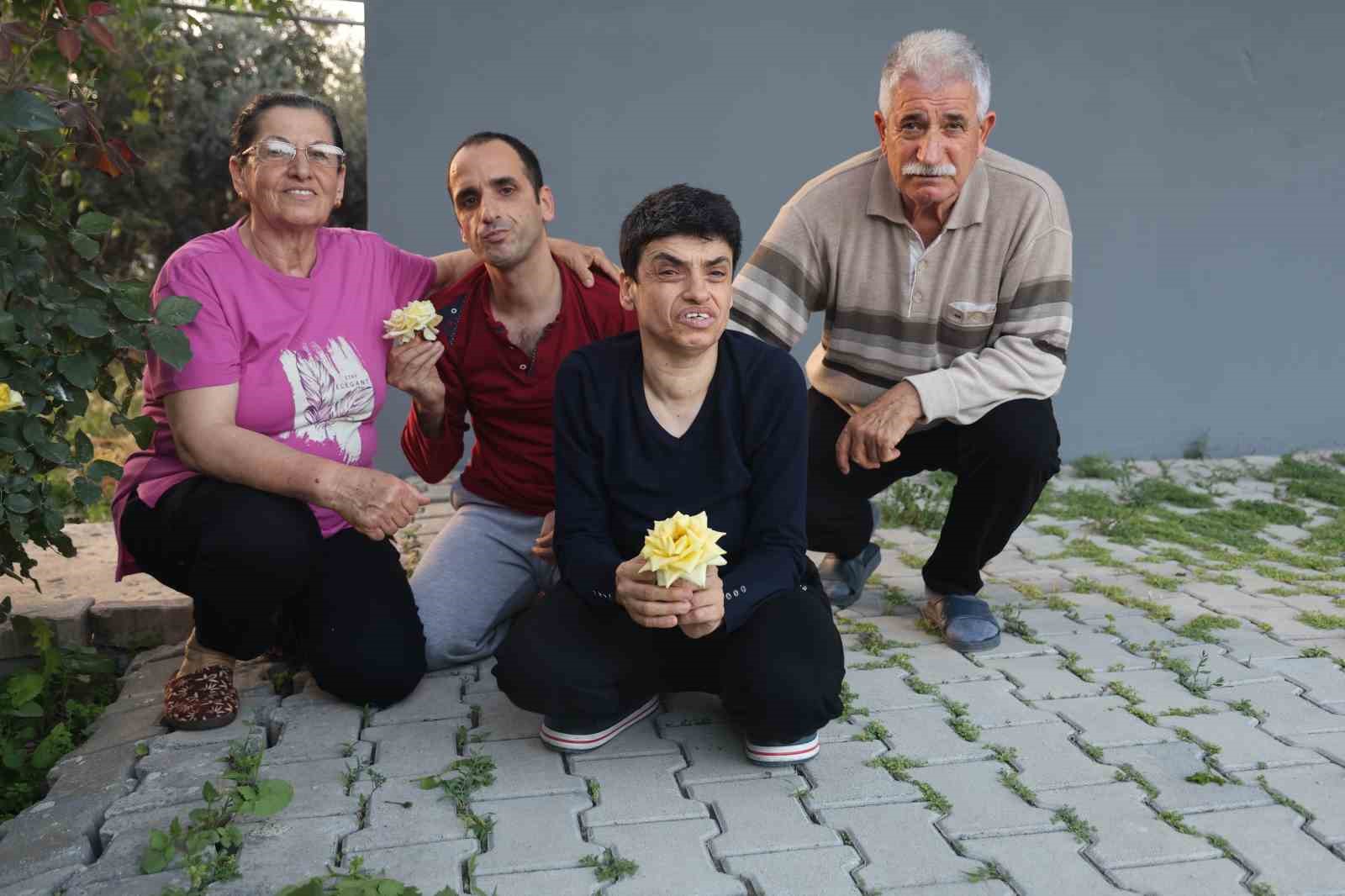 Emekleyerek yaşam süren 3 engelli evladına ömrünü adadı