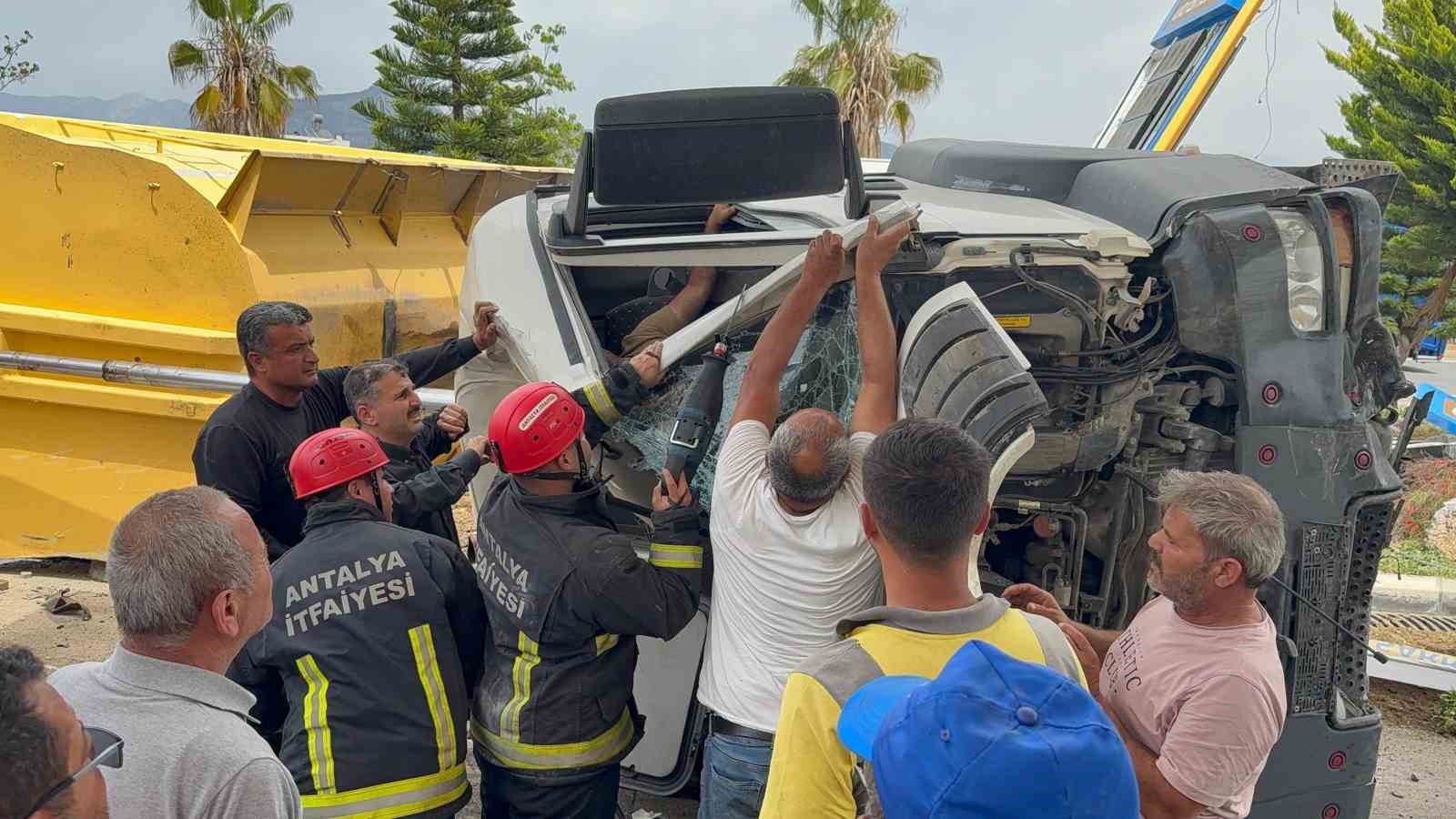 Antalya’da freni patlayan zift yüklü kamyon ortalığı savaş alanına çevirdi