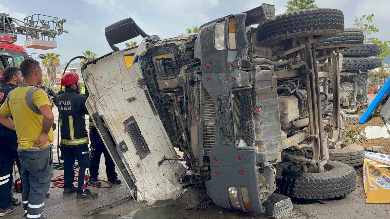 Antalya’da freni patlayan zift yüklü kamyon ortalığı savaş alanına çevirdi