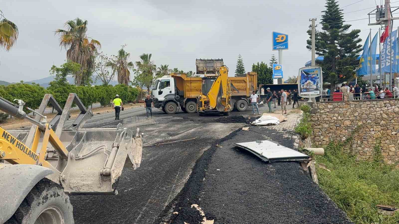 Antalya’da freni patlayan zift yüklü kamyon ortalığı savaş alanına çevirdi