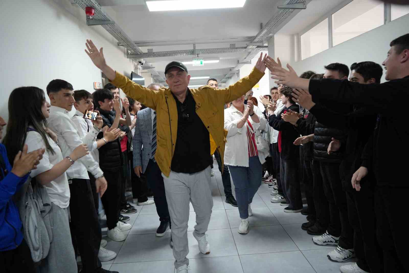 Emekliye ayrılan 45 yıllık öğretmen, alkışlarla uğurladı