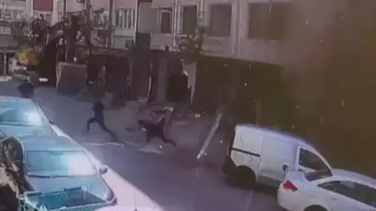 Bahçelievler’de Deprem Paniği: Boşaltılan Binanın Balkonu Yıkıldı