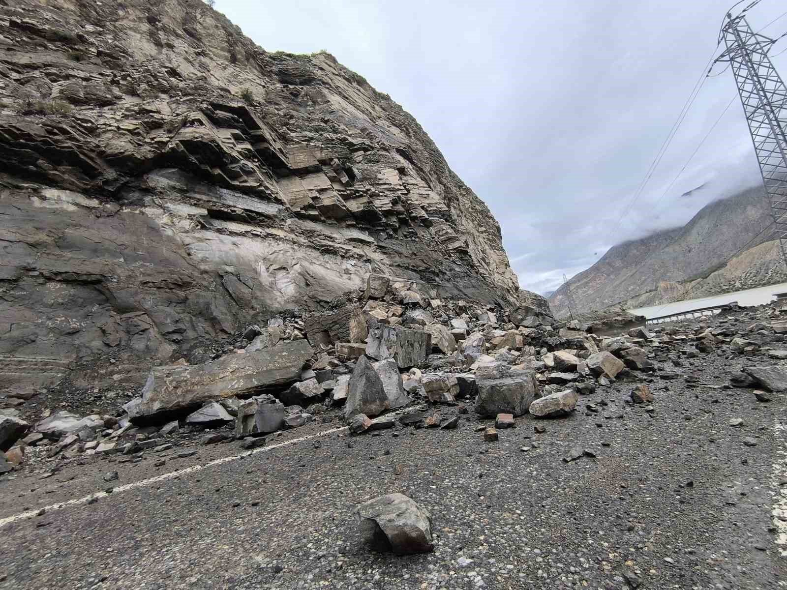Erzurum Pirinkayalar Geçidi’nde Heyelan