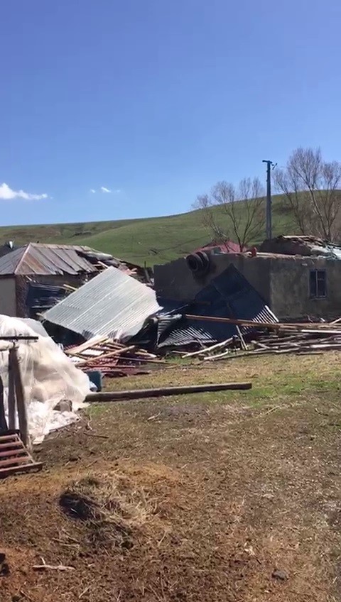 Erzurum’da Hortum Paniği: Çatılar Havada Uçuştu!