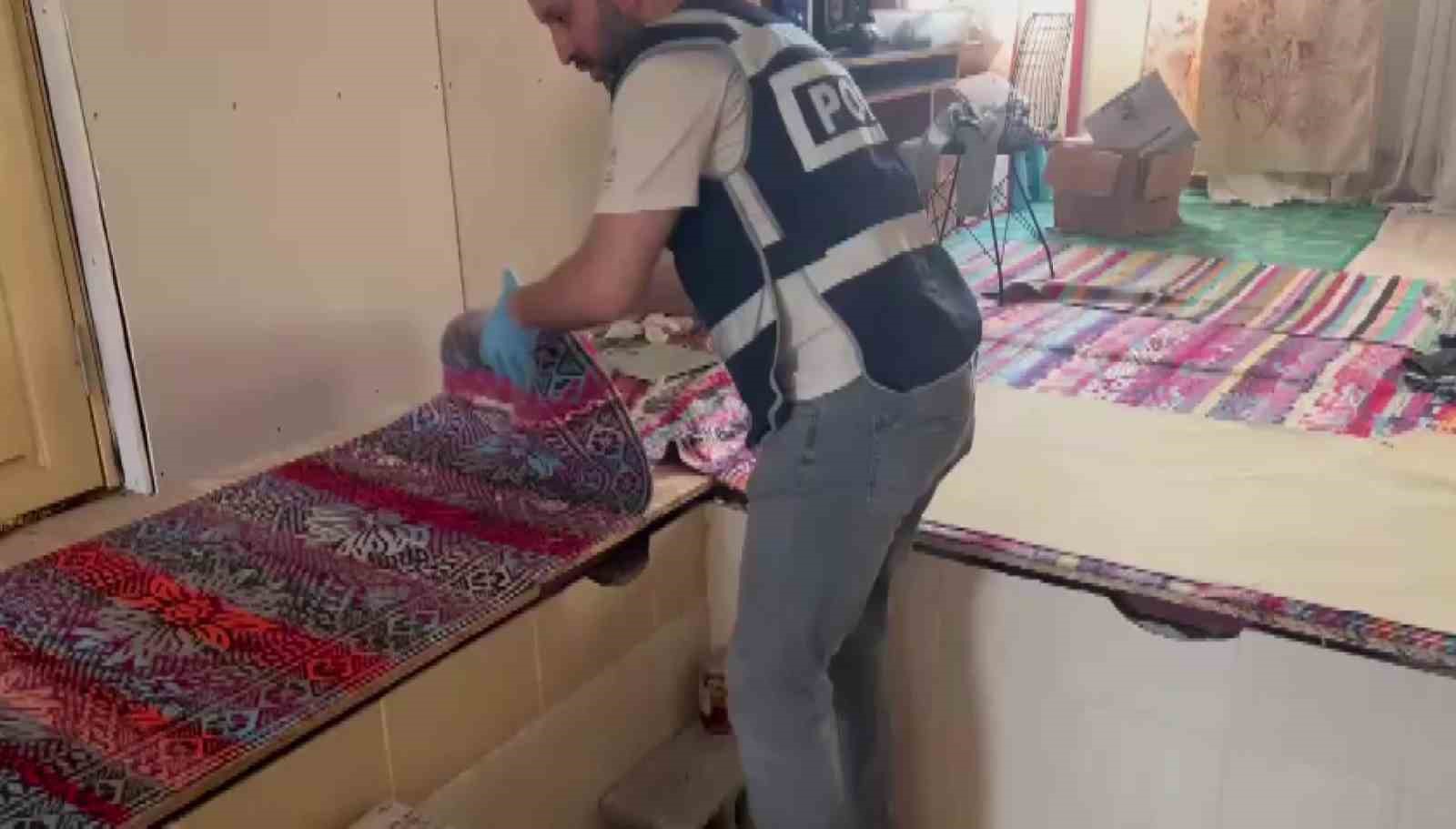 Evin Zemininden Kalaşnikof Çıktı!