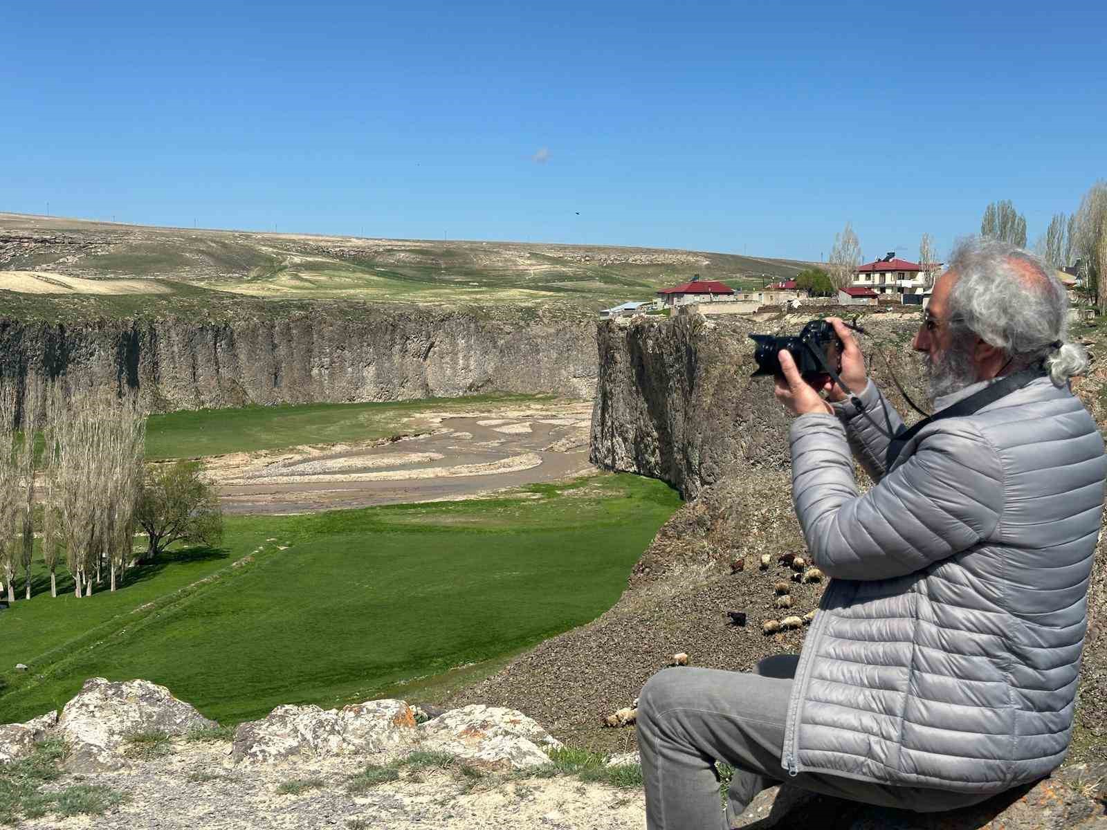 Fotoğraf Sanatçısı Çerkes Karadağ, Diyadin’de Geçmişin İzini Sürdü