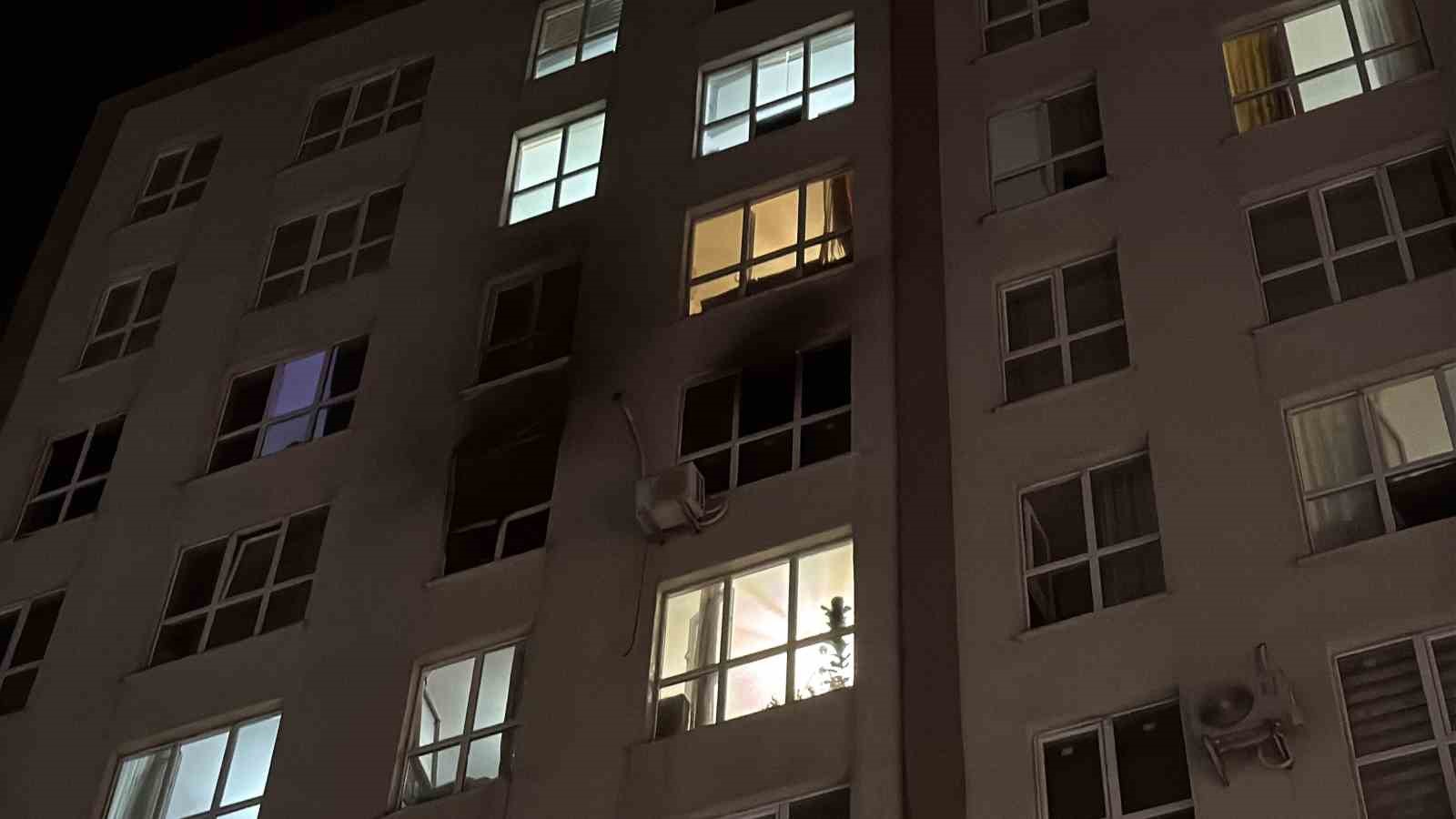 Yangın Sırasında Panikleyen Kadın 8. Kattan Atladı