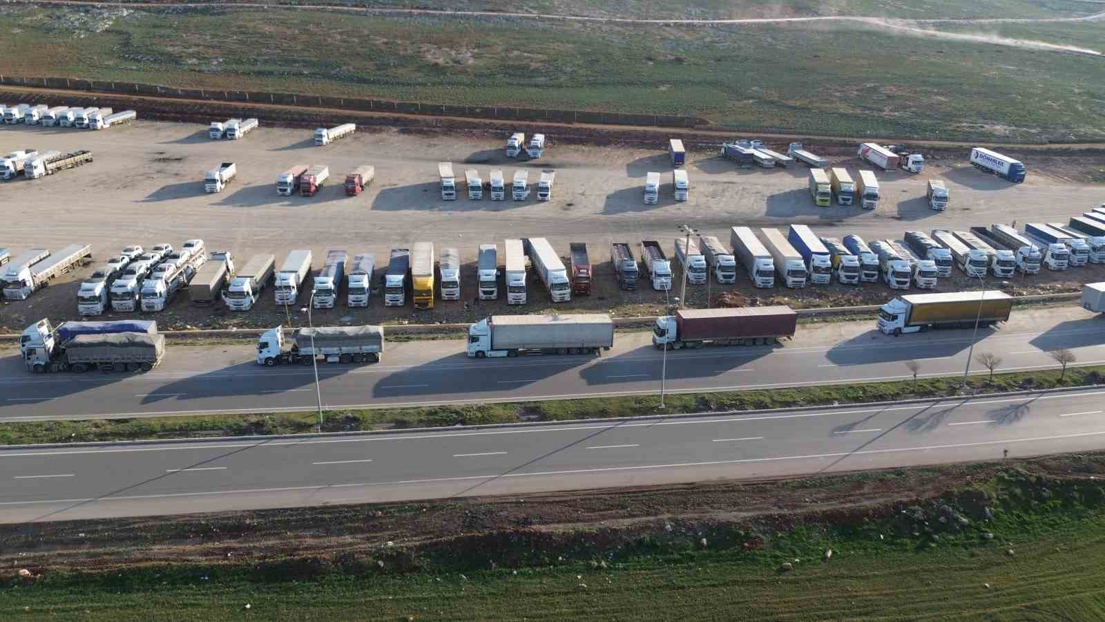 Ekmek parası için çıktıkları 14 günlük yolda tırlarını Çin mafyasına kaptırdılar