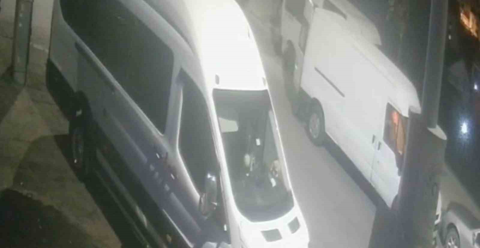 Park halindeki aracın elektrik ve teknik aksamını çaldılar, o anlar kamerada