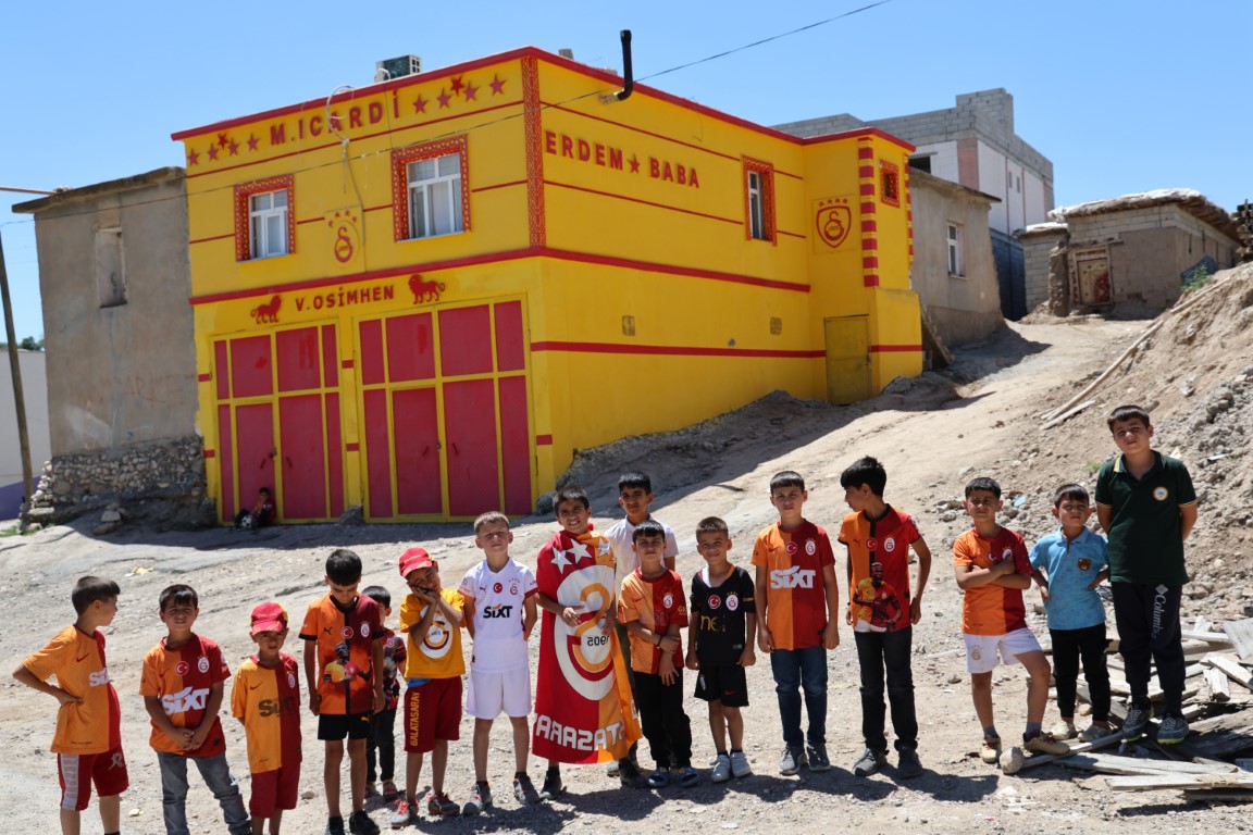 Galatasaraylı taraftar evinin dış cephesini sarı-kırmızıya boyatıp, Osimhen ve 5. yıldızı ekledi