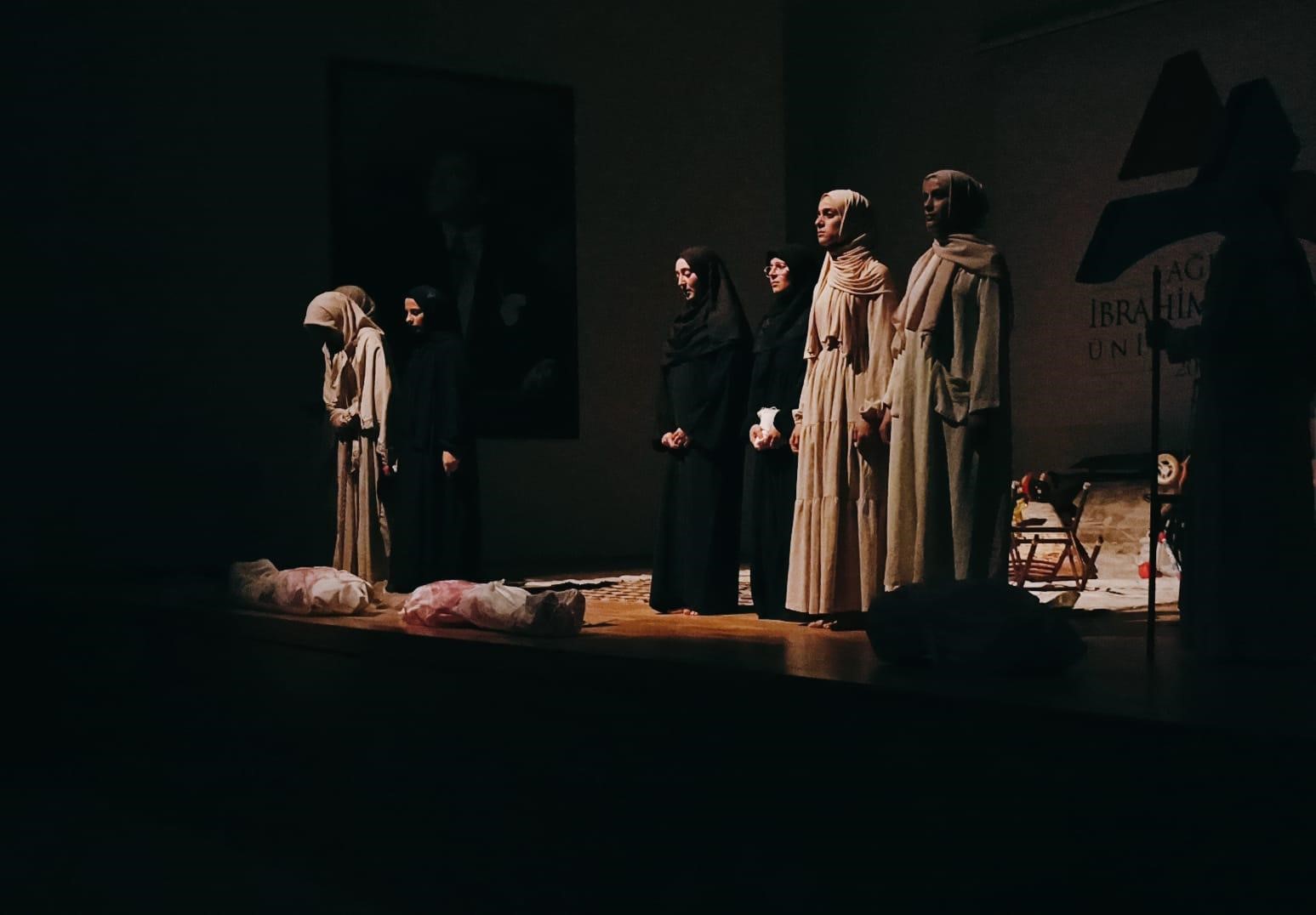 Gazze’nin Acısı Sahneye Taşındı: Kadınların Direnişi Tiyatroda Anlatıldı