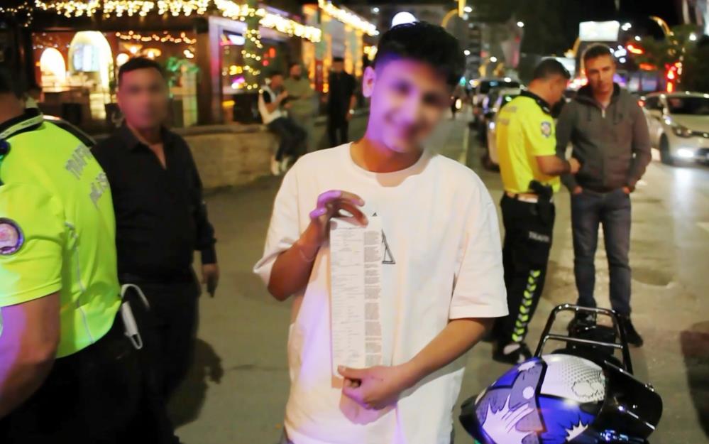 Polise dil döküp gazeteciye el salladı ama cezadan kurtulamadı