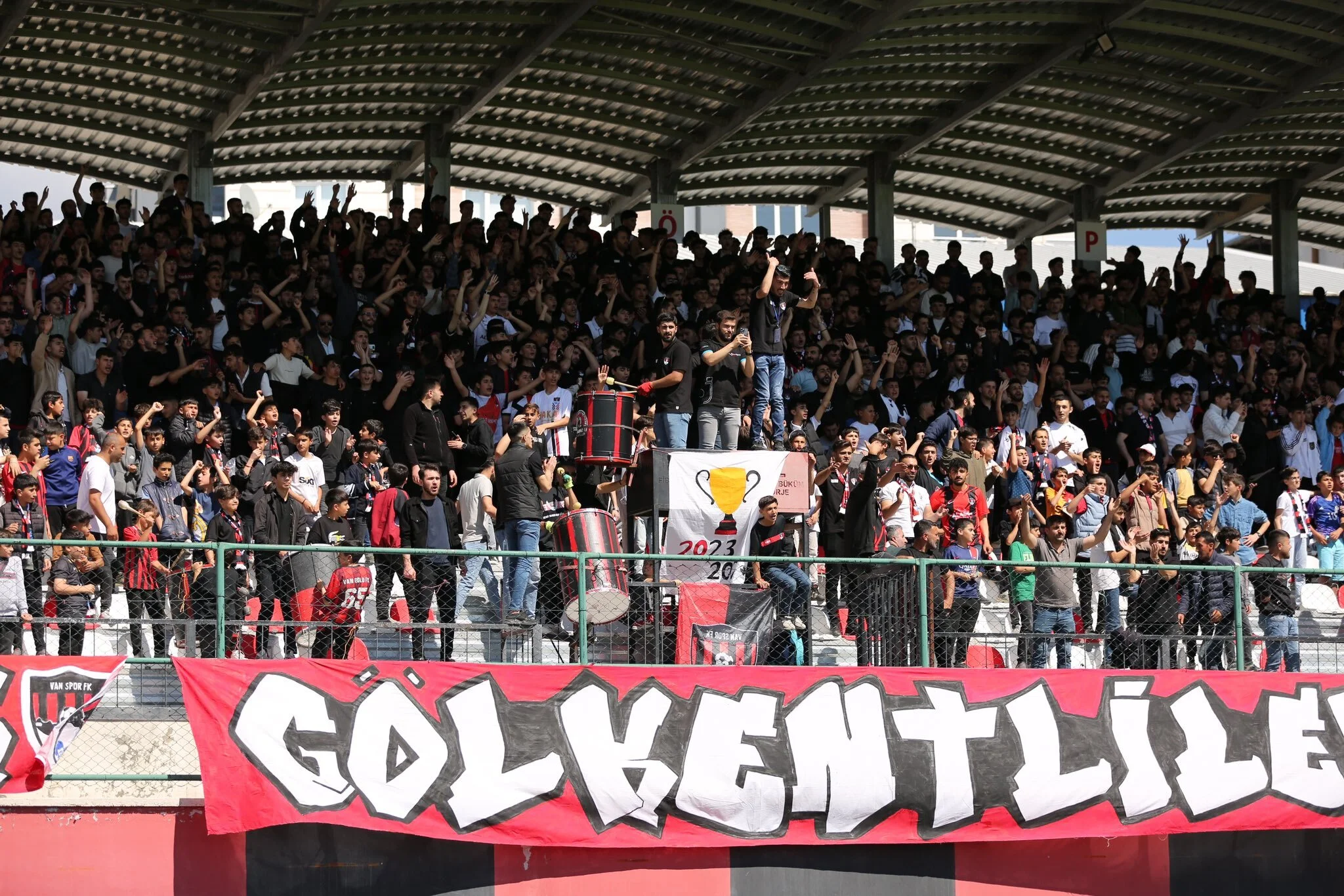 Van’da Taraftar Desteği Büyüyor: Gölkentliler Tesise Akın Ediyor