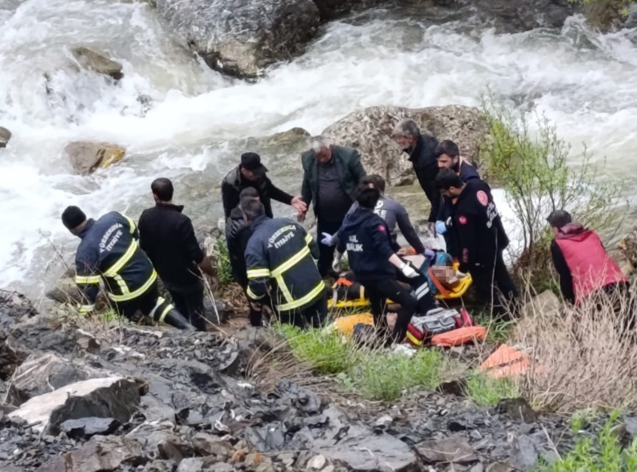Hakkari’de Kontrolden Çıkan Araç Felakete Yol Açtı: 2 ölü