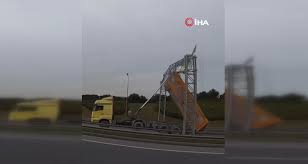 Seyrantepe’de damperi açılan kamyonun trafik levhasına çarptığı anın görüntüsü ortaya çıktı