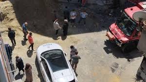 İstanbul Bayrampaşa’da yol çöktü: 1 işçi toprak altında