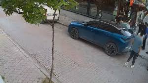 Alkollü gittiği kafede kendisini uyaran çalışanlara tekme ve yumruklarla saldırdı