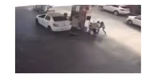 İşten çıkartılma sebebi olarak gördüğü mesai arkadaşını bıçakladı…O anlar kamerada