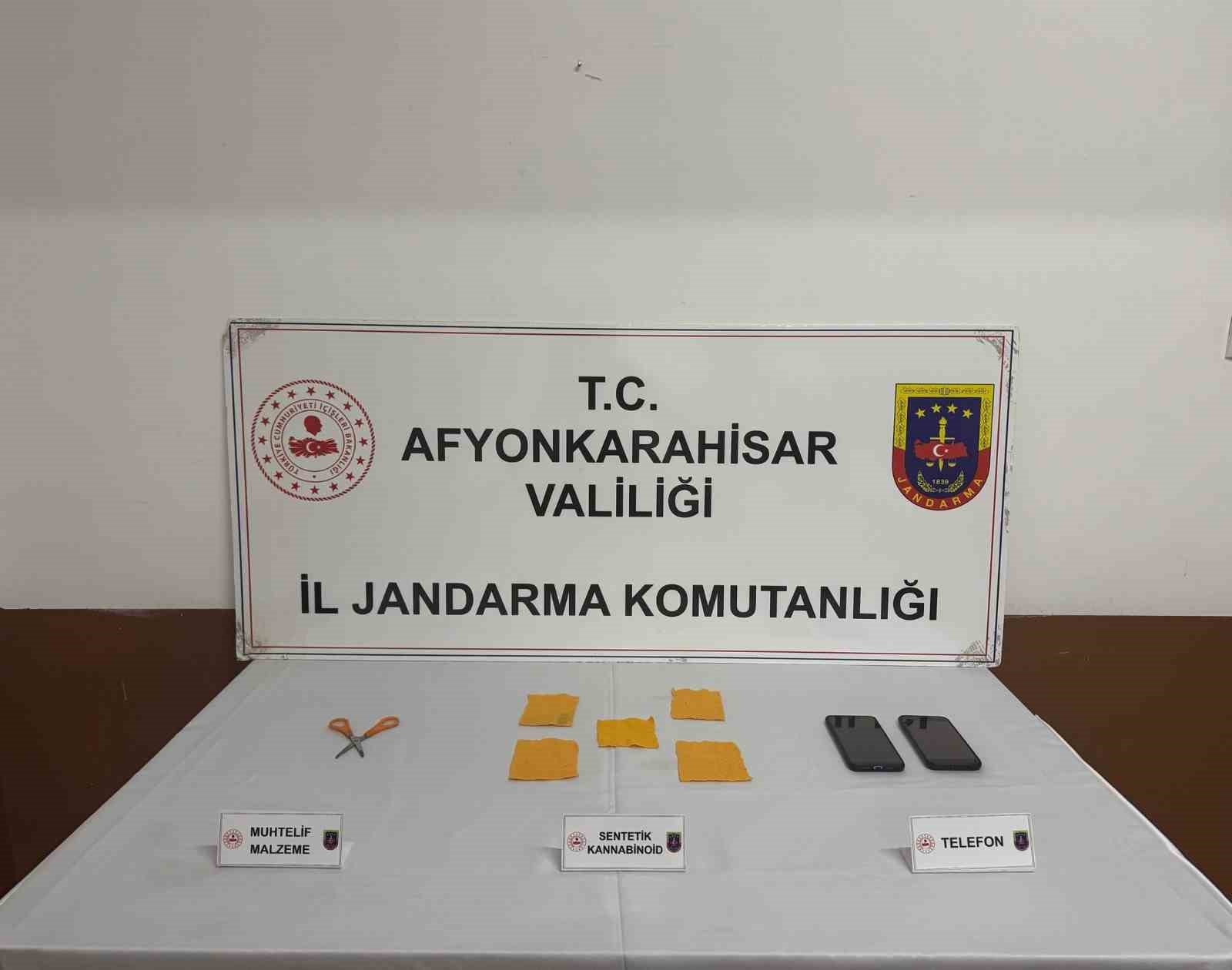 Jandarma bin 780 kullanımlık uyuşturucu emdirilmiş peçete ele geçirdi