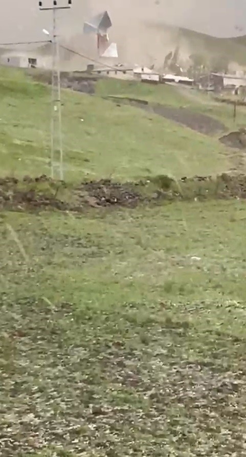 Kars’ta etkili olan şiddetli rüzgar çatıları uçurdu