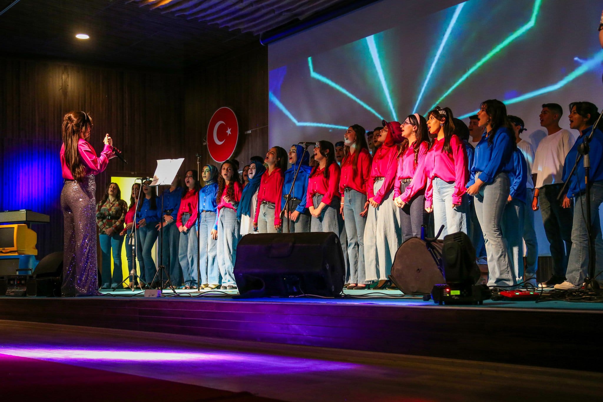 Gürpınar’da Nostalji Rüzgarı: 90’lar Müzik Konseri Büyük İlgi Gördü