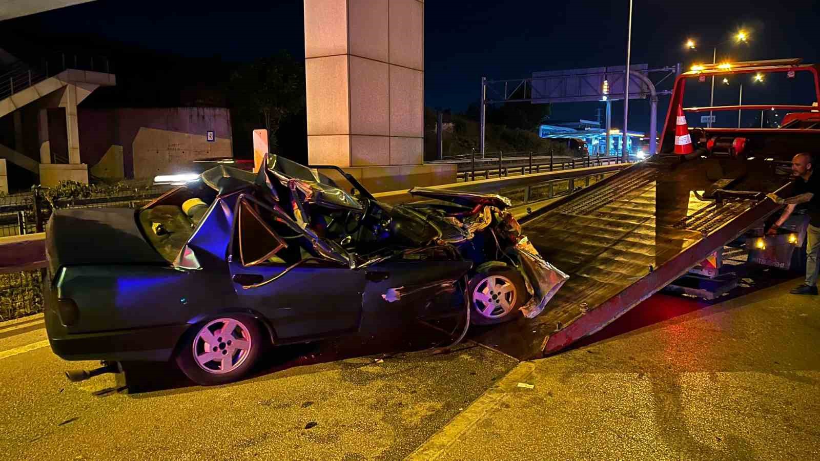 Kontrolden Çıkan Otomobil Tıra ve Bariyerlere Çarptı: 1 Ağır Yaralı