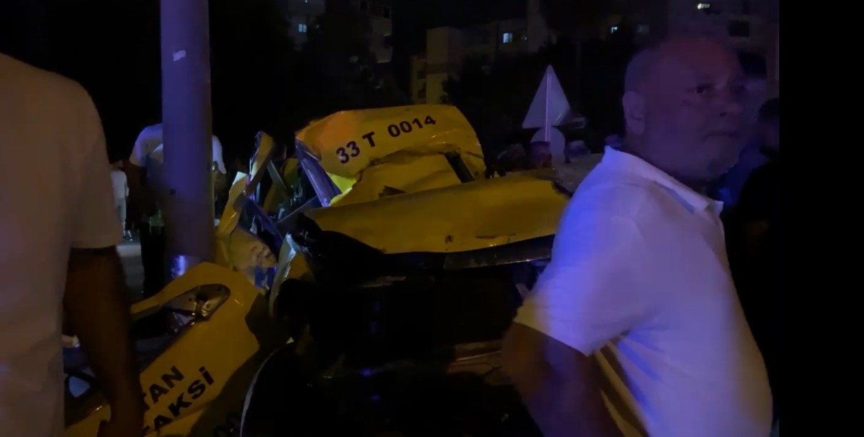 Kontrolden Çıkan Taksi Direğe Çarptı: 2 Kişi Hayatını Kaybetti