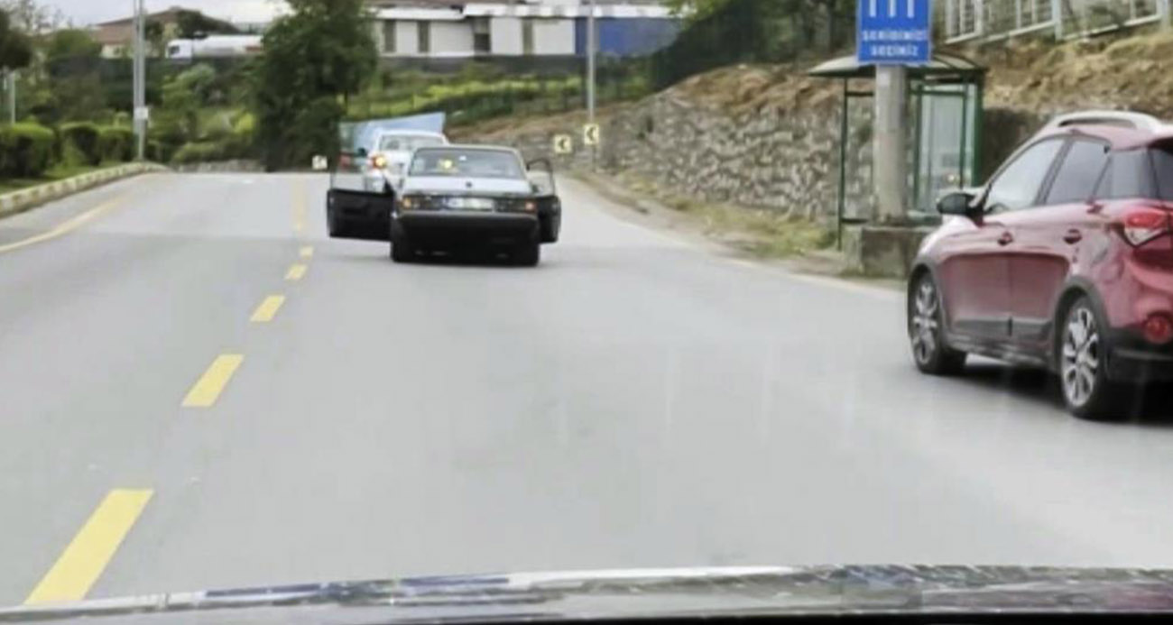 Düğün Konvoyunda Tehlikeli Şov: Kapılar Açık Şekilde Trafikte İlerlediler