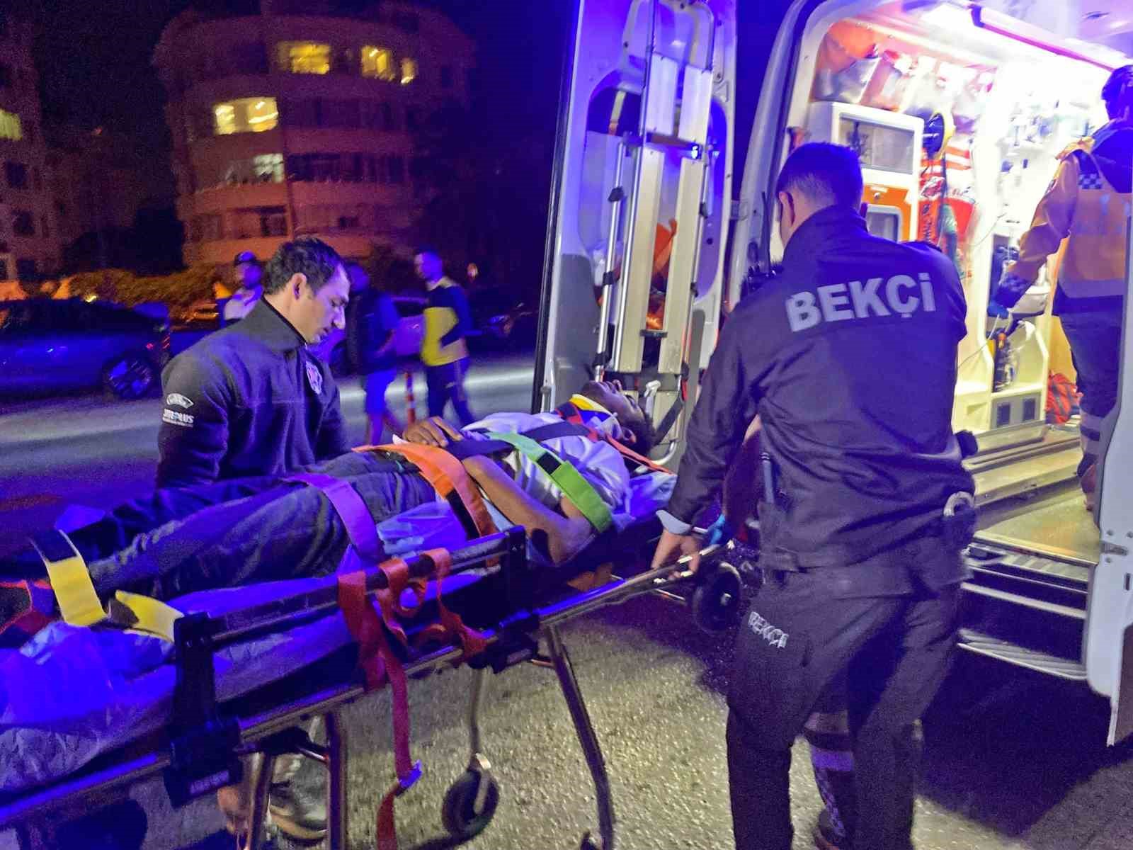 Köprüden Düşen Genç Kurtarma Ekiplerinin Yardımıyla Hastaneye Kaldırıldı