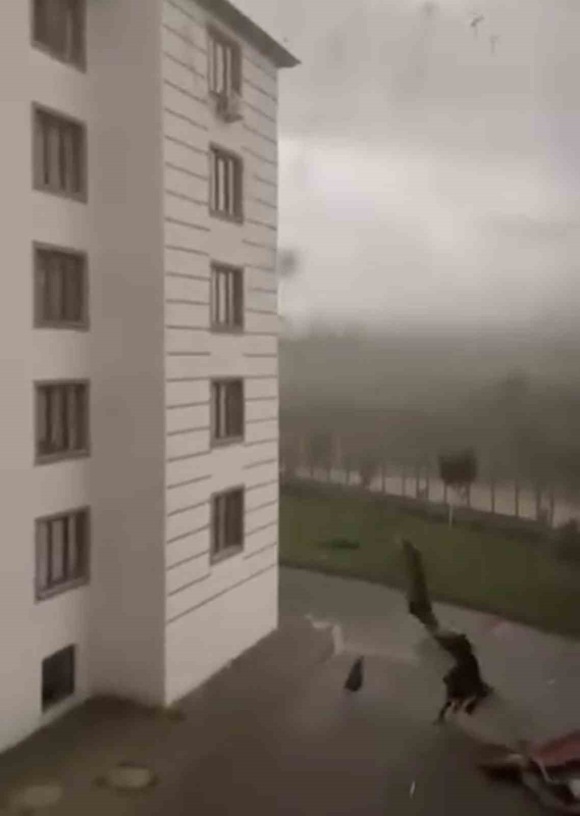 Kuvvetli Fırtına Bingöl’ü Vurdu: Çatıdan Kopan Parça Çocuğu Yaraladı