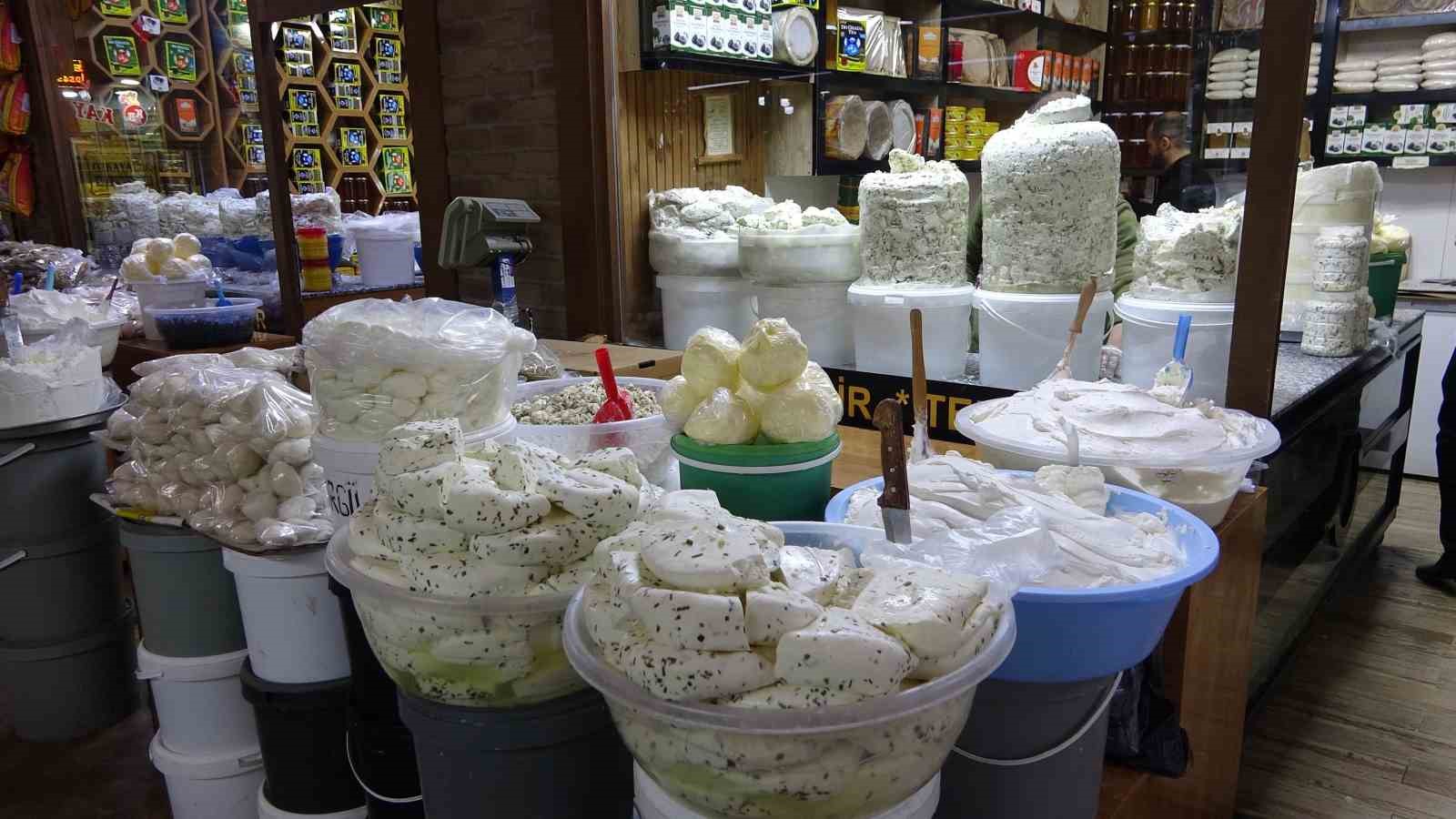 Lezzeti Kadar Fiyatı da Konuşuluyor: Van’ın Taze Otlu Peyniri Satışta!