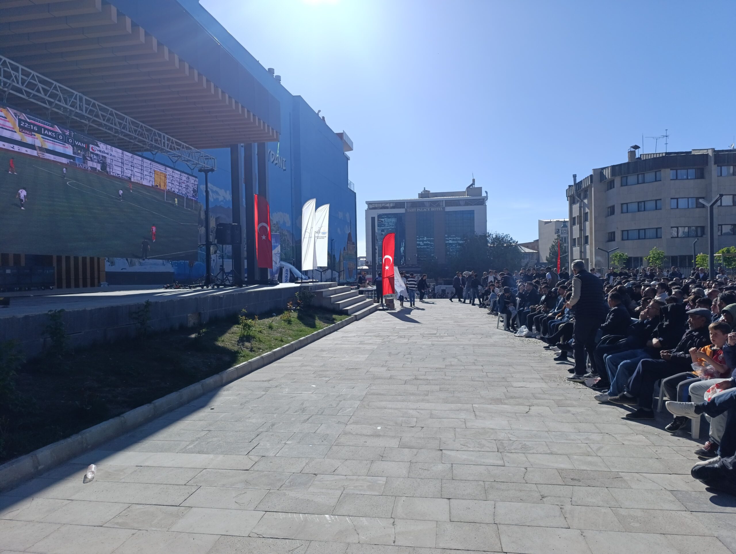 Vanspor Taraftarı Kent Meydanında Maç Heyecanını Yaşıyor