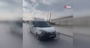 Ters yönden gelen araç ile motosiklet sürücüsü kafa kafaya geldi: O anlar kamerada