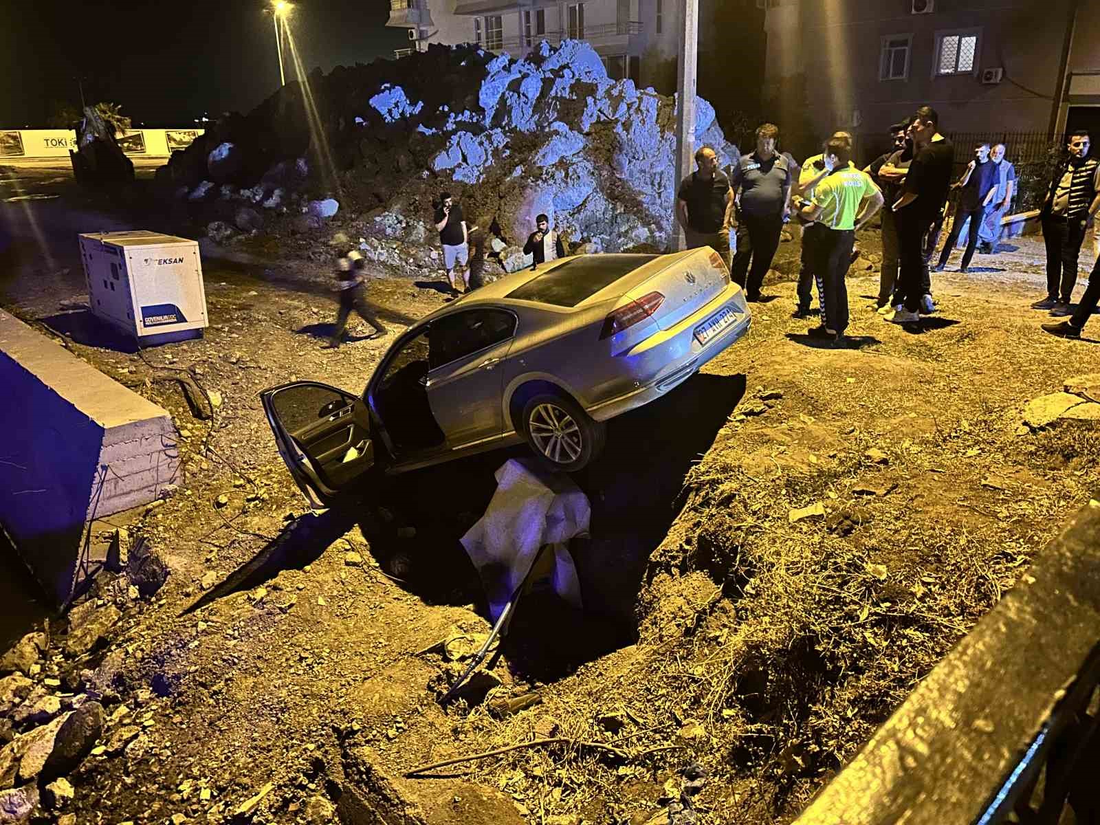 Navigasyon Hatası Facia Yarattı: Sürücü, Yıkılmakta Olan Binaya Uçtu