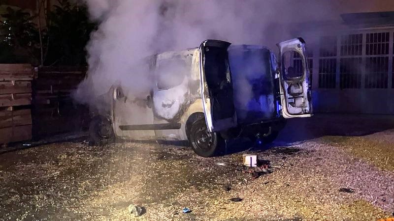 Park halindeki araç alev topuna döndü, geriye demir yığınları kaldı